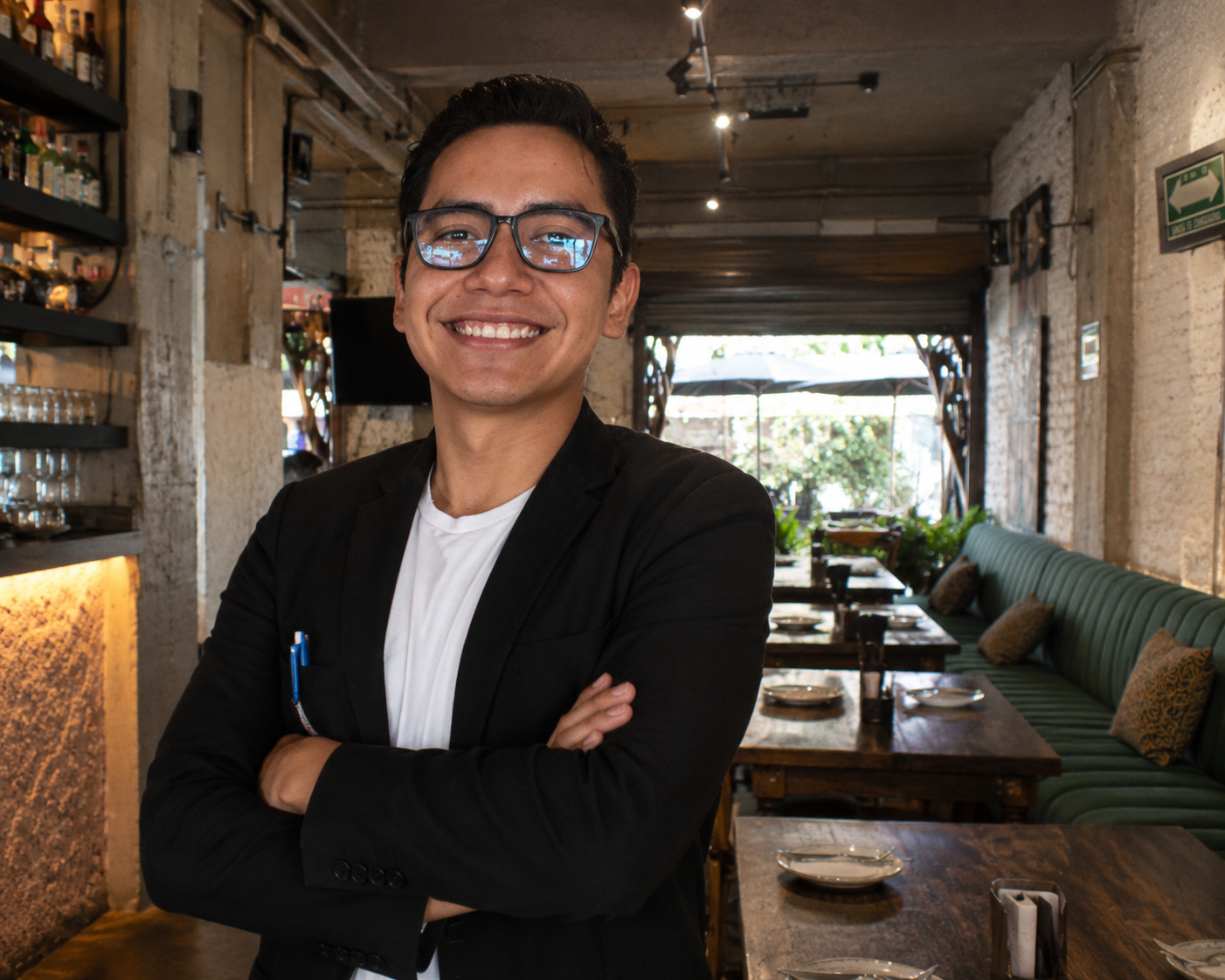 Retrato realista de gerente de operaciones de La Llorona, sucursal de fast casual de fondo
